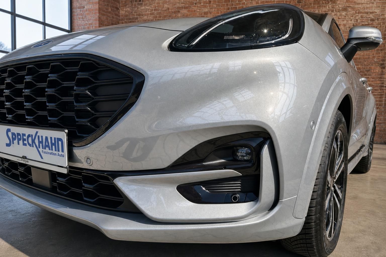 Ford Puma silber Frontpartie Nahaufnahme mit Scheinwerfer und Stossfaenger