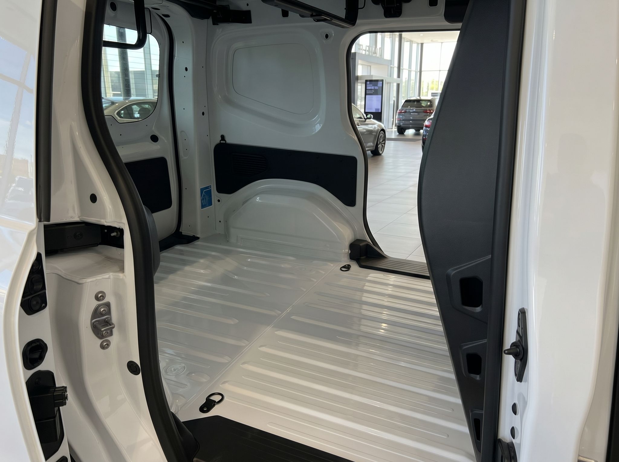 Laderaum eines weißen Transporters mit Holzboden im Autohaus