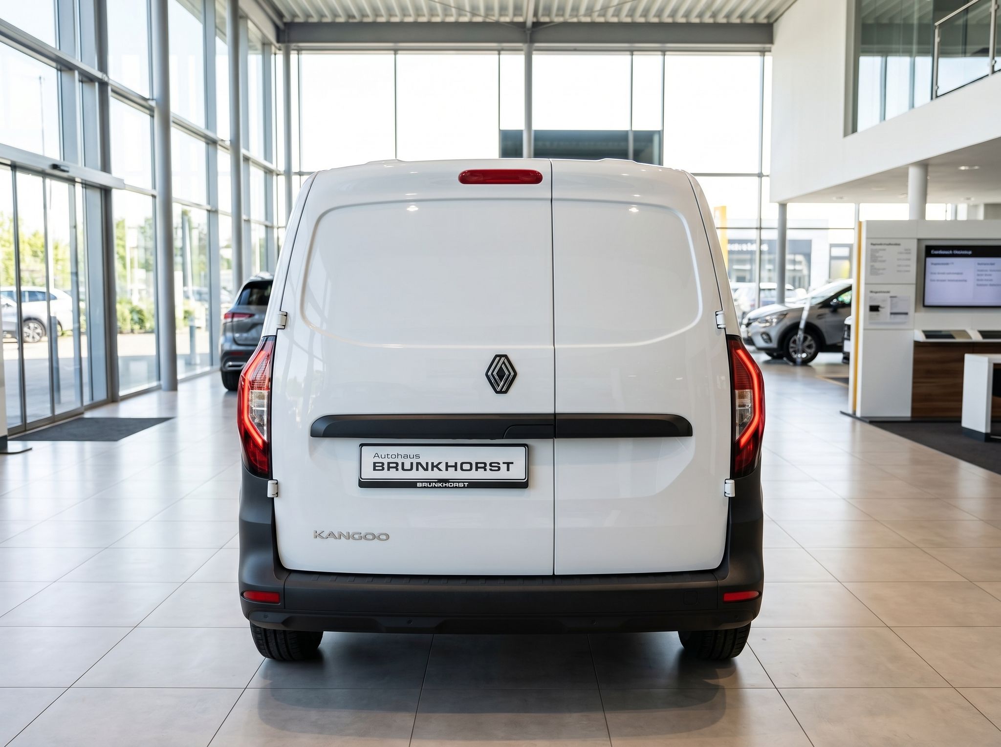 Weißer Renault Kangoo Transporter im Autohaus - Heckansicht mit Modellschriftzug