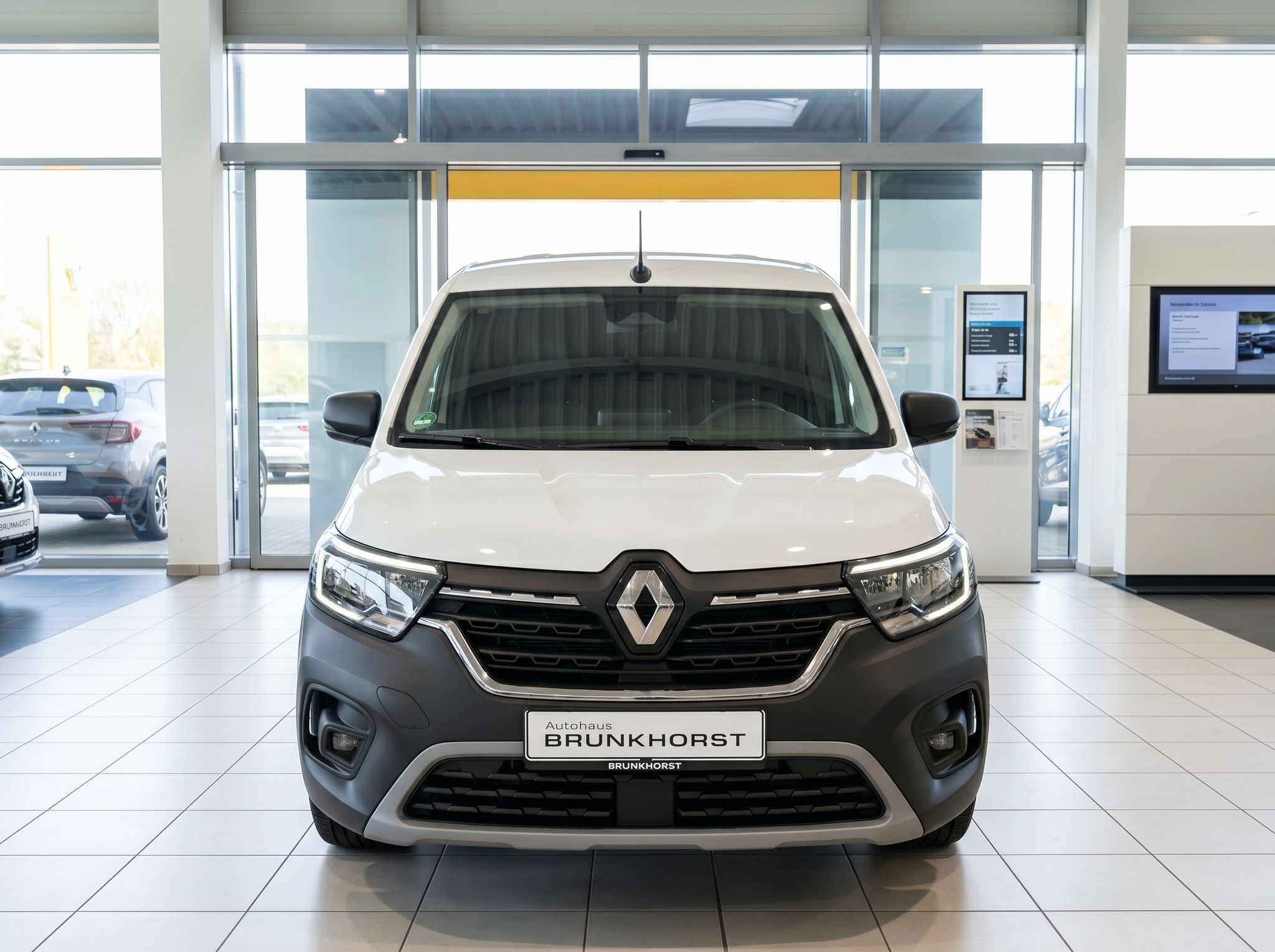 Weißer Renault Kangoo Transporter im Autohaus - Frontansicht mit Kühlergrill