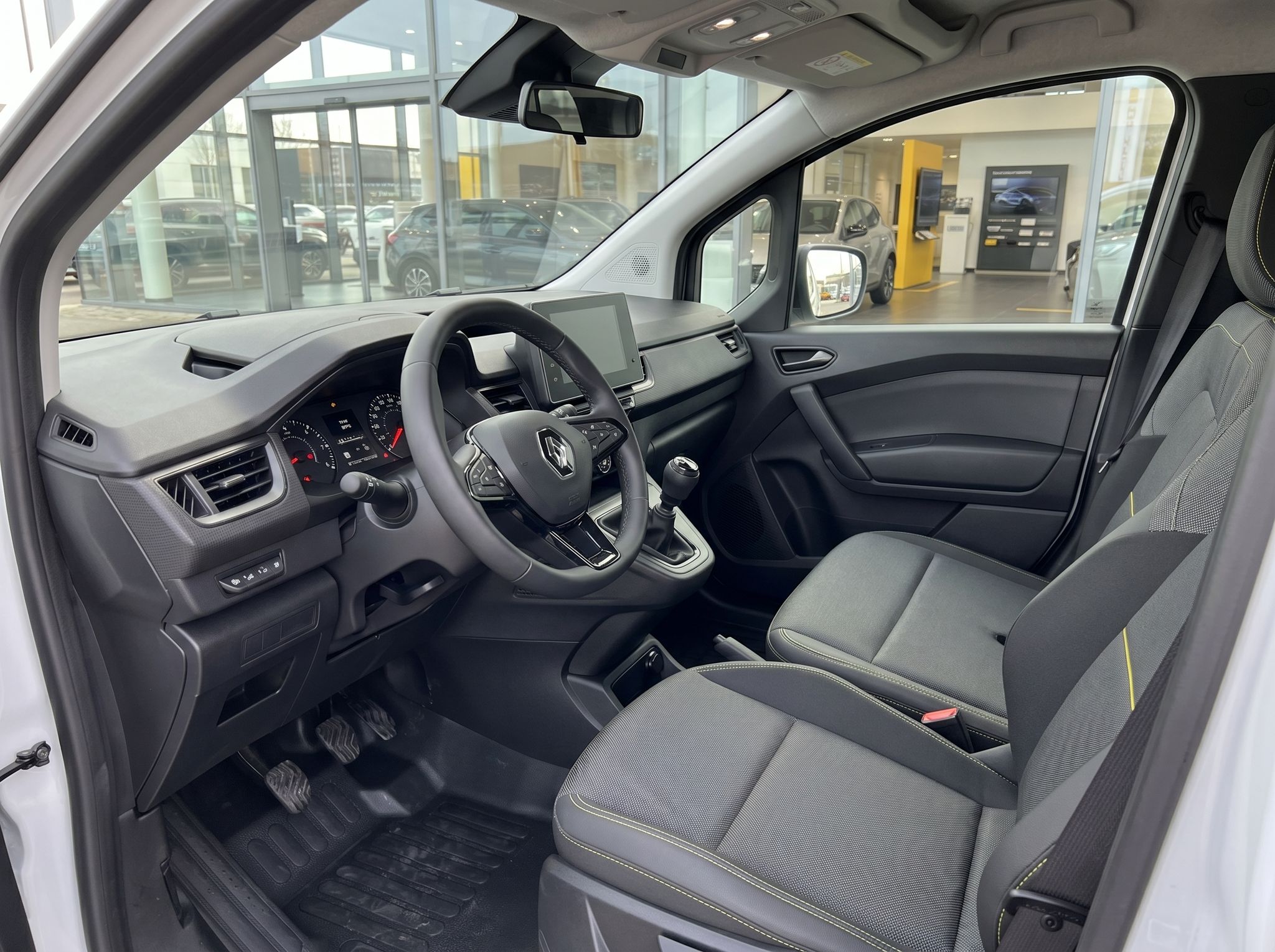 Renault Kangoo Fahrzeuginnenraum mit grauem Interieur und Lenkrad
