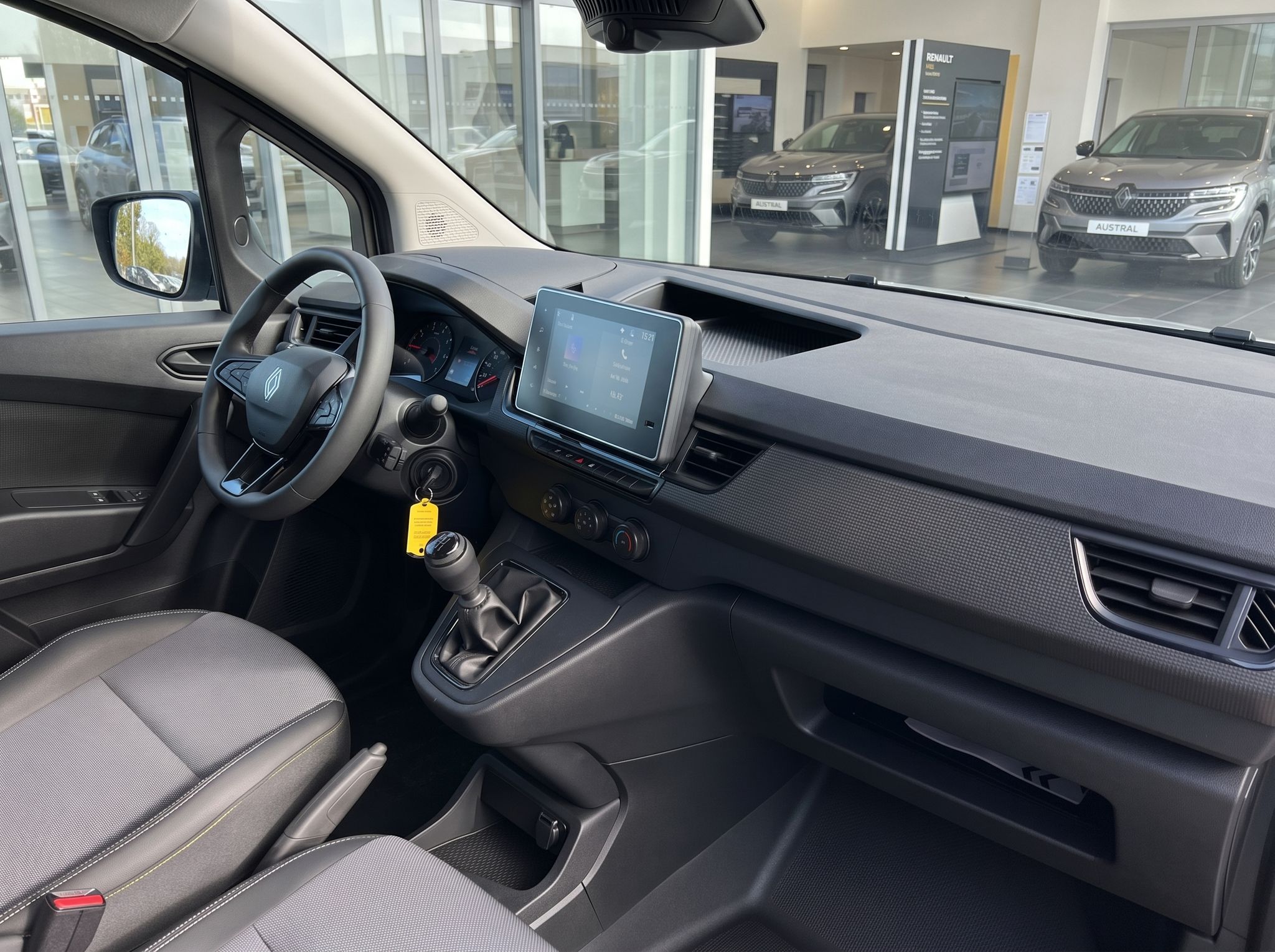Renault Fahrzeug Innenraum mit modernem Armaturenbrett, Touchscreen und Schaltknauf