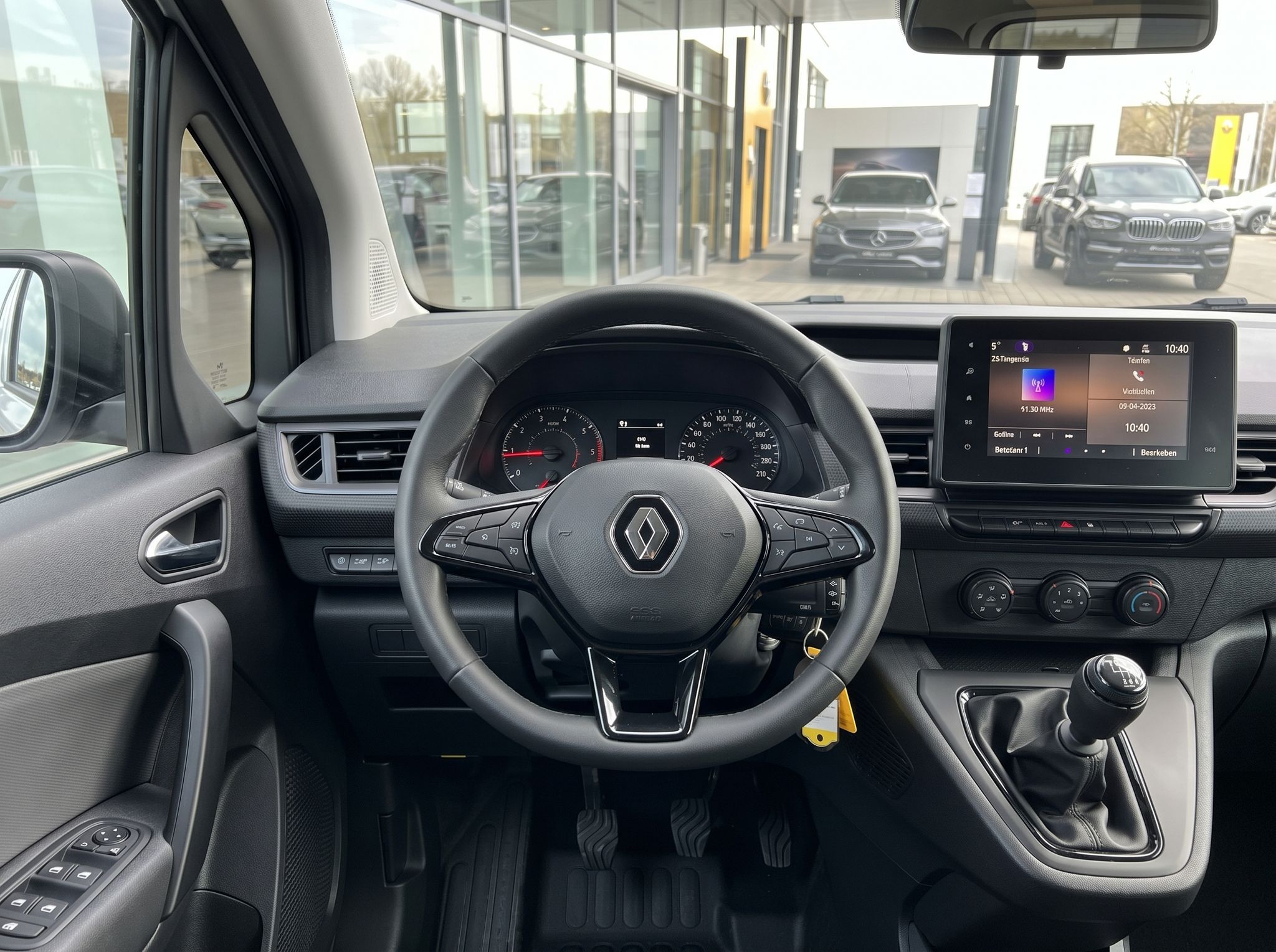 Renault Cockpit mit Lenkrad, Tacho und Infotainment-System im Showroom