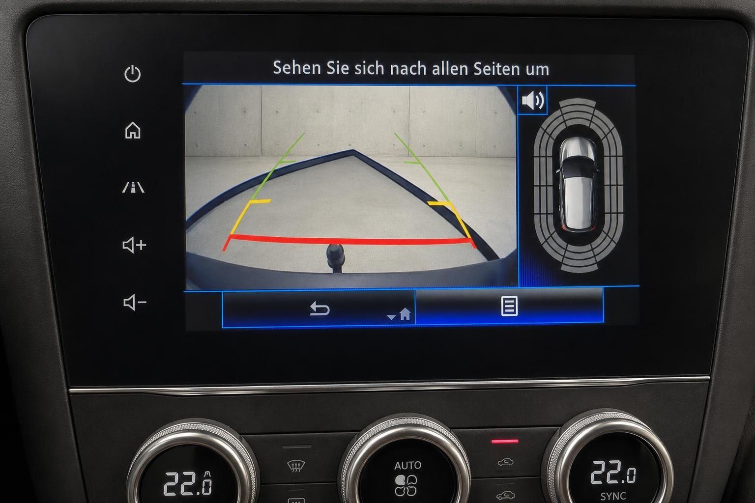 Rückfahrkamera-Display mit Parkassistent im Fahrzeugcockpit