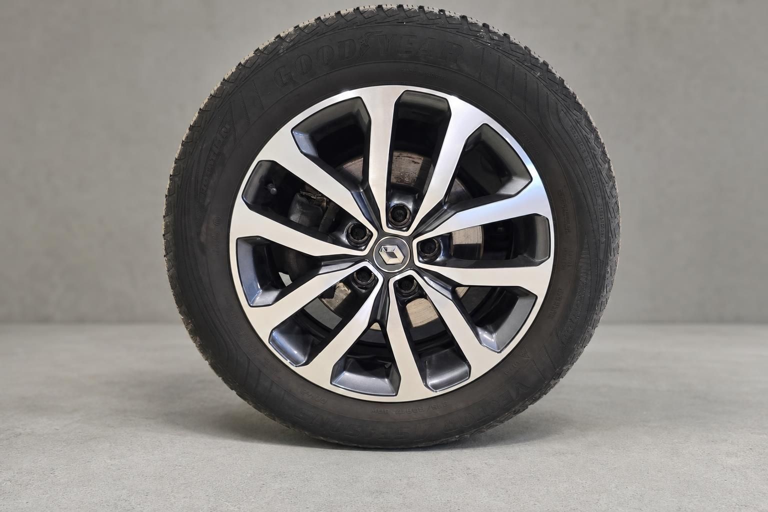 Renault Alufelge mit Goodyear Reifen im Detail fotografiert