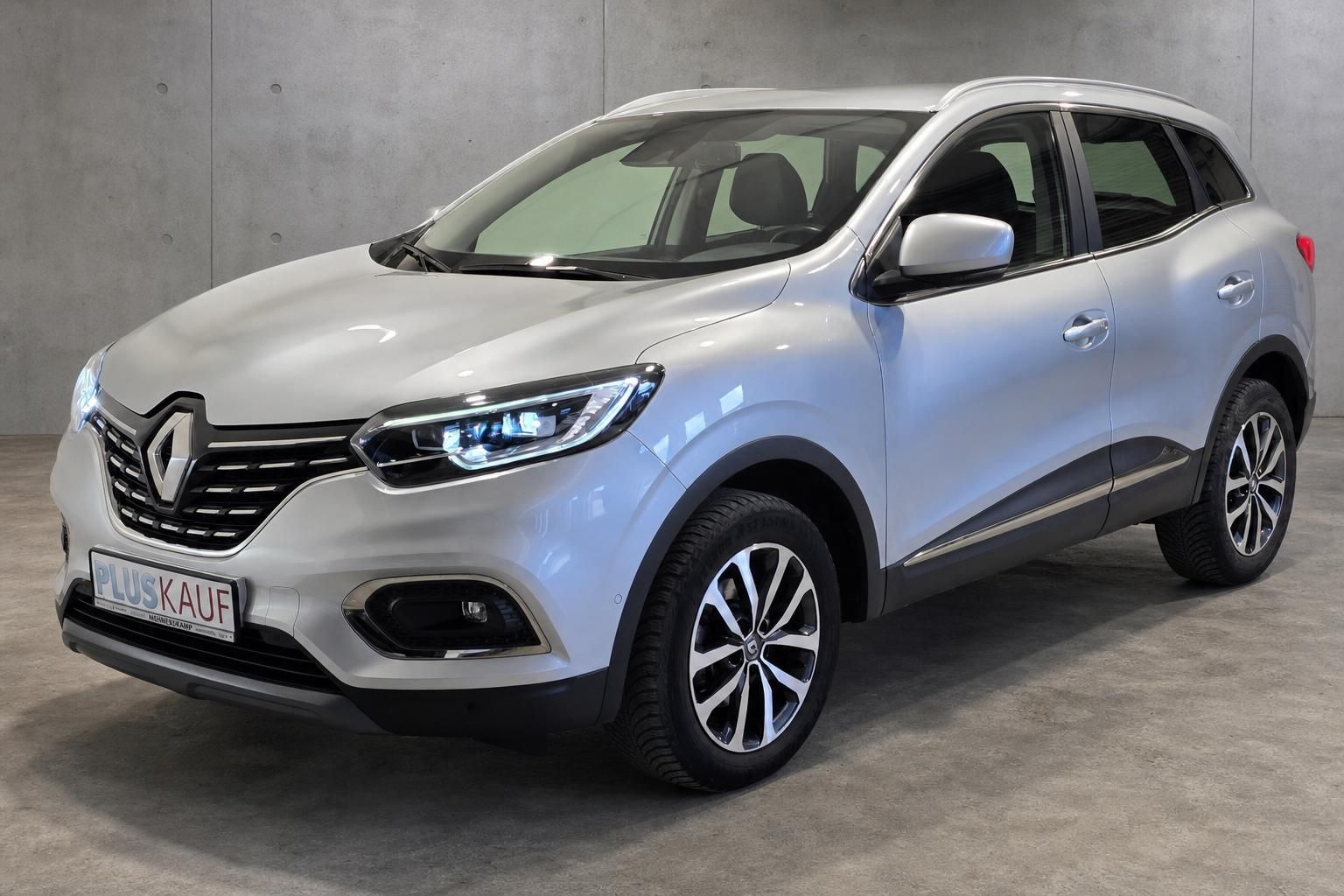Renault Kadjar in Silber, Frontansicht schraeg, SUV mit Alufelgen