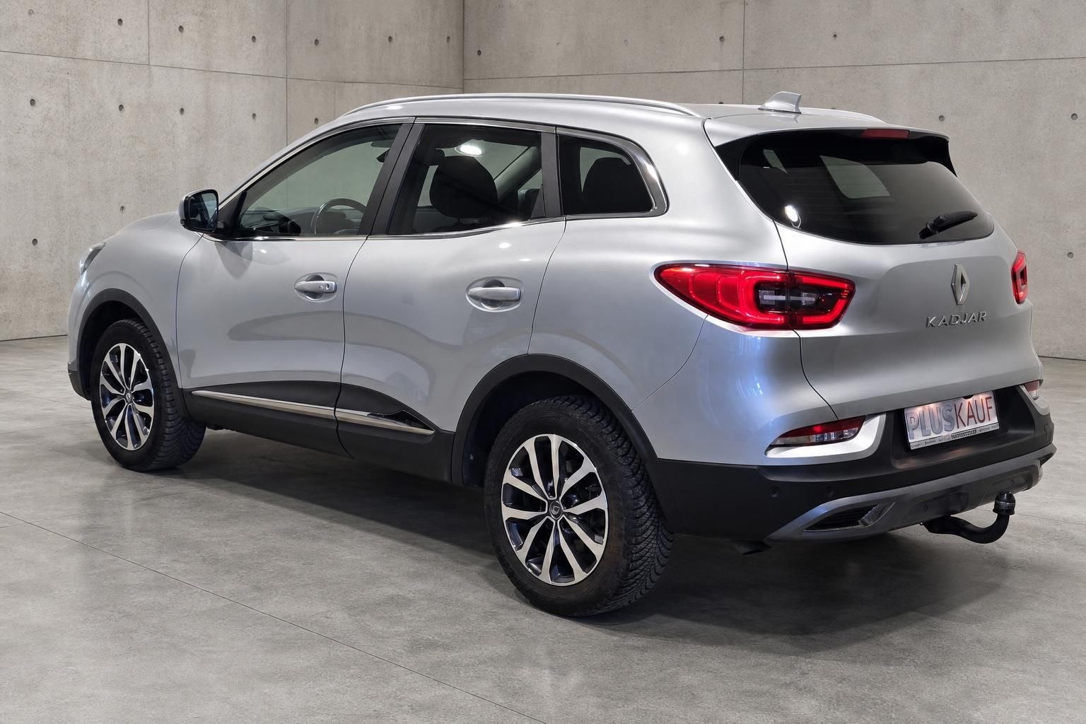 Renault Kadjar Silber, Heckansicht schraeg mit Anhaengerkupplung