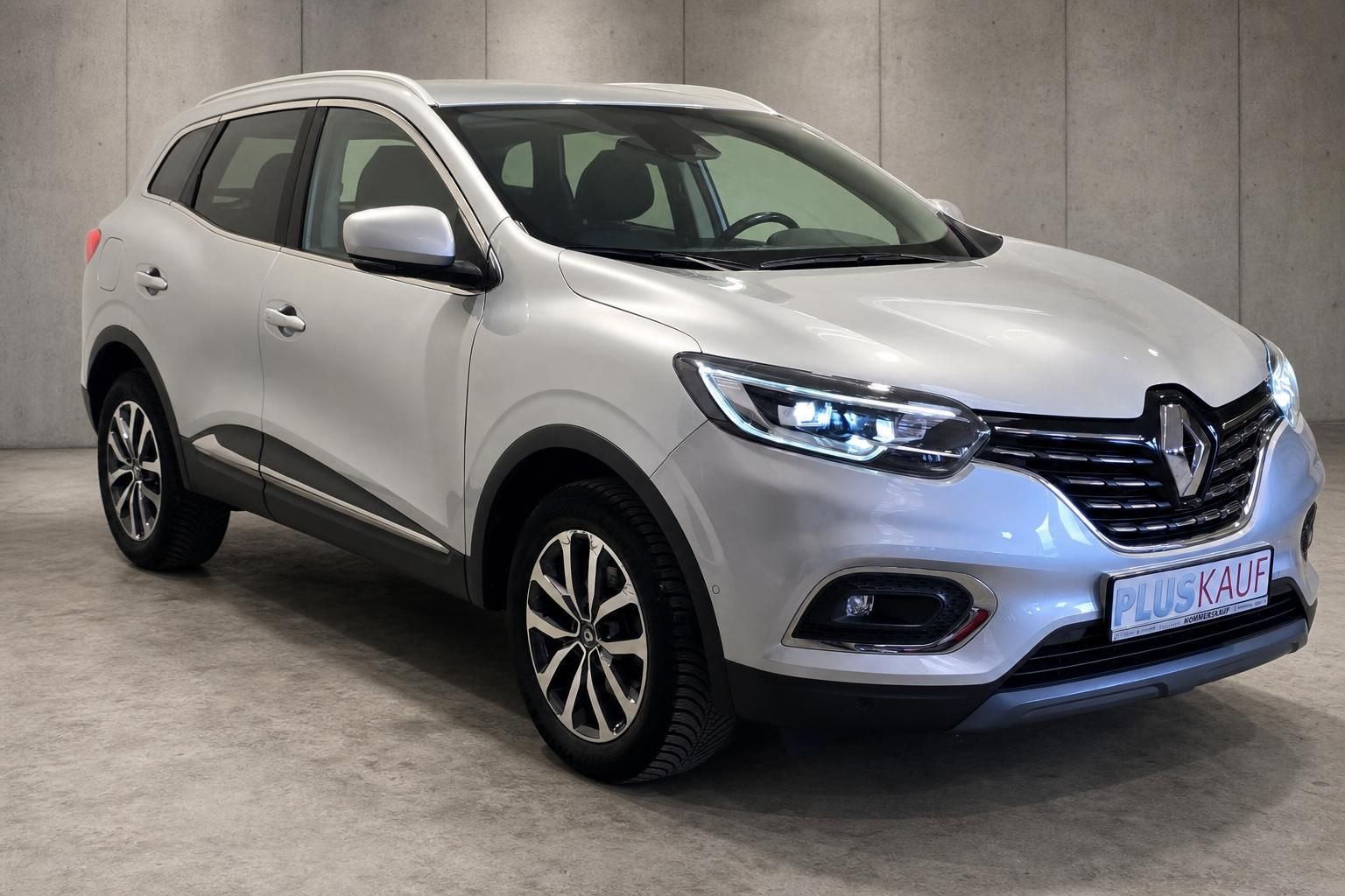 Renault Kadjar in Weiss, Frontansicht schraeg, kompakter SUV