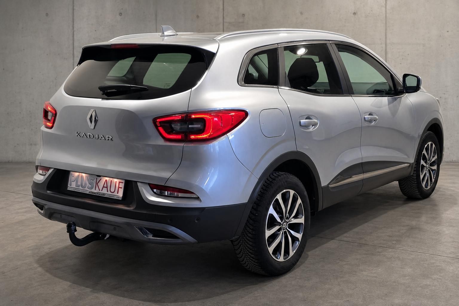 Renault Kadjar Heckansicht, Silber, mit Anhaengerkupplung und LED-Ruecklicht