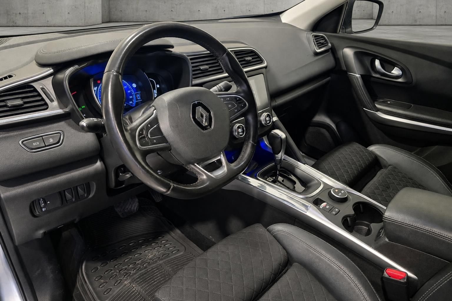 Renault Kadjar Innenraum, Cockpit mit Lenkrad und Automatikgetriebe