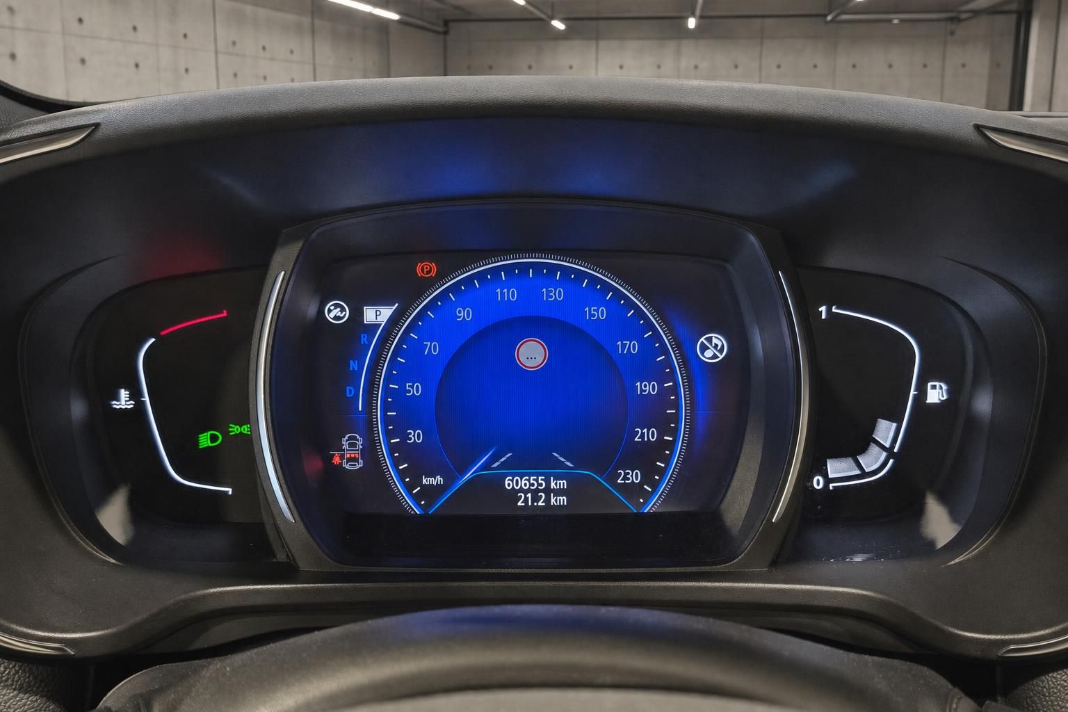 Digitales Kombiinstrument mit Tacho und Kilometerstand im Auto