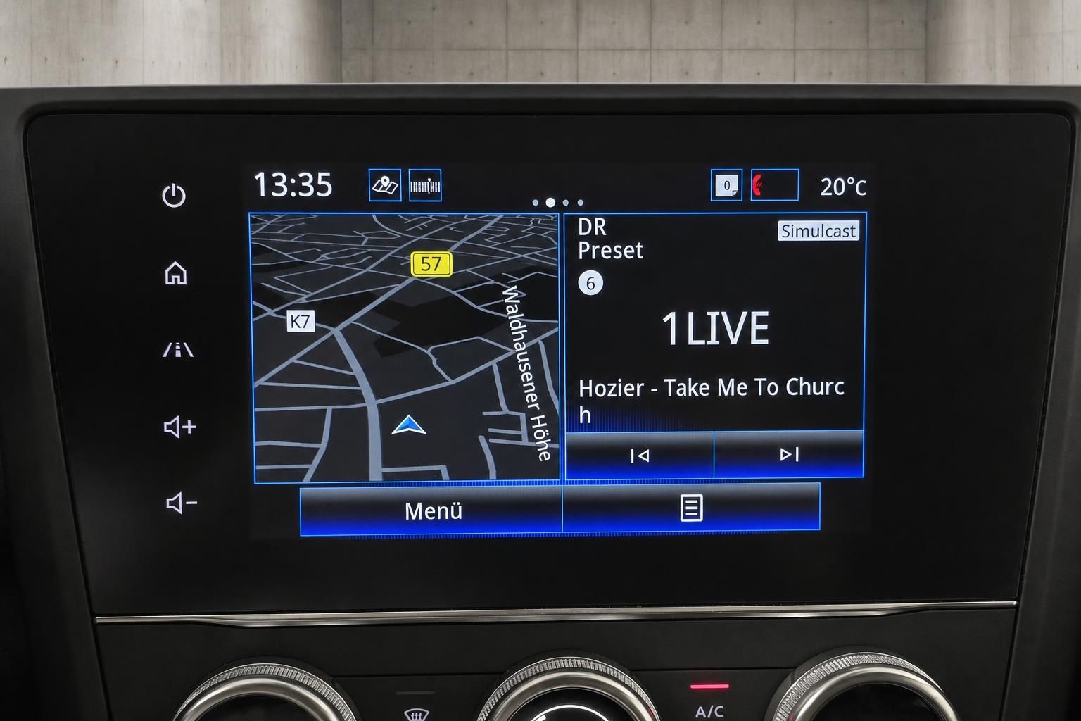Infotainment-Display mit Navigation und Radiofunktion im Fahrzeug