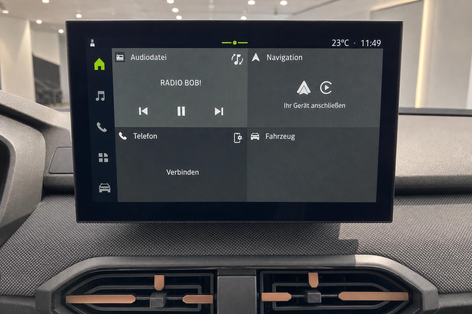 Dacia Infotainment-Bildschirm mit Navigation und Telefonfunktion im Detail