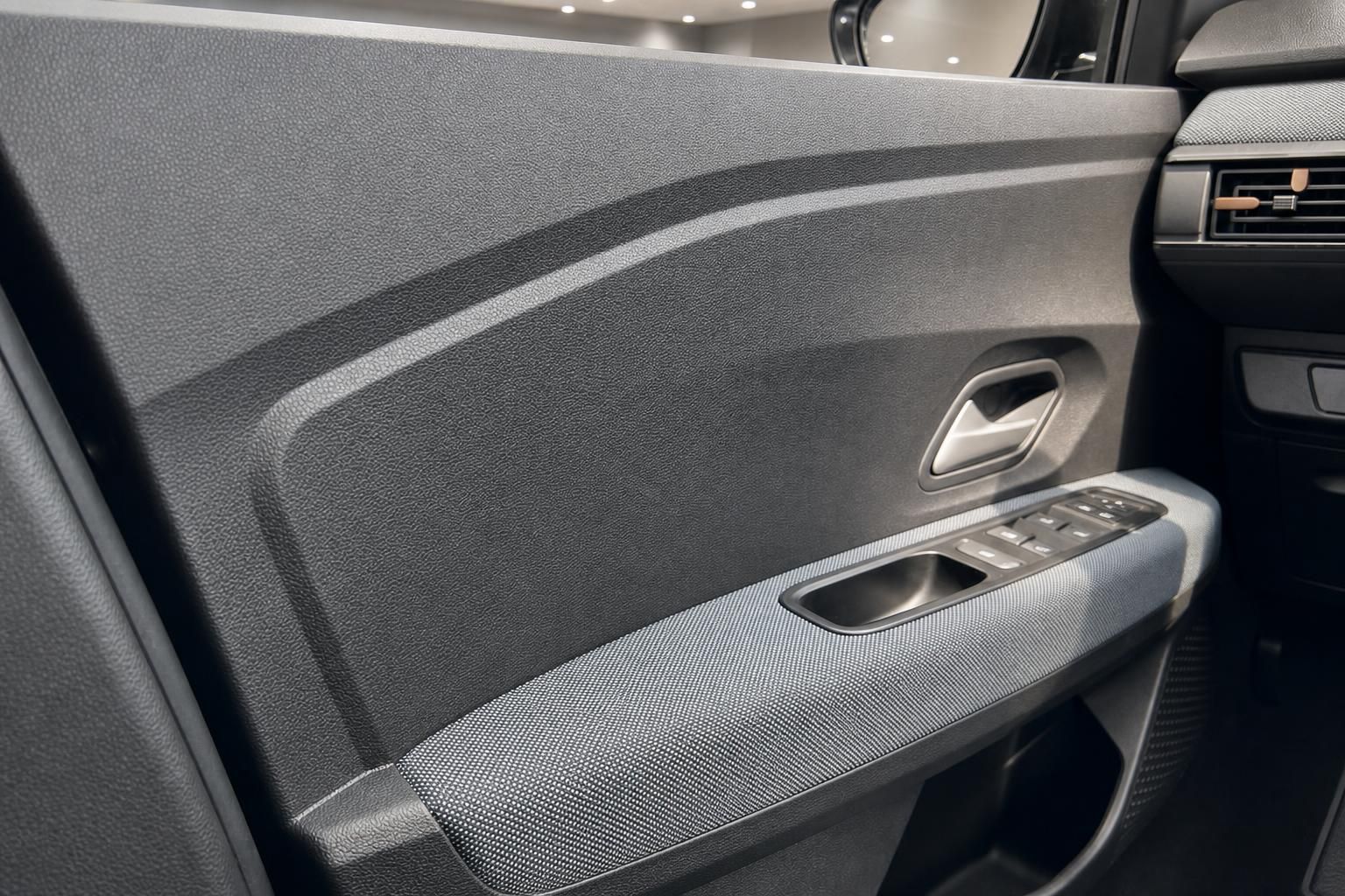 Dacia Türverkleidung mit Fensterheber und Türgriff im Detail