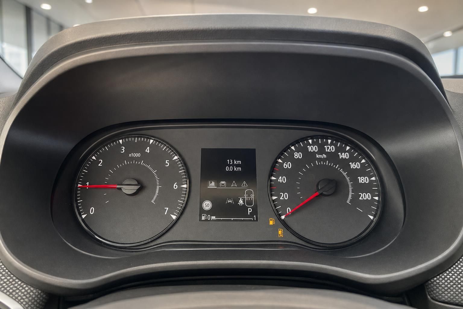 Tacho und Bordcomputer im Cockpit des Fahrzeugs im Detail