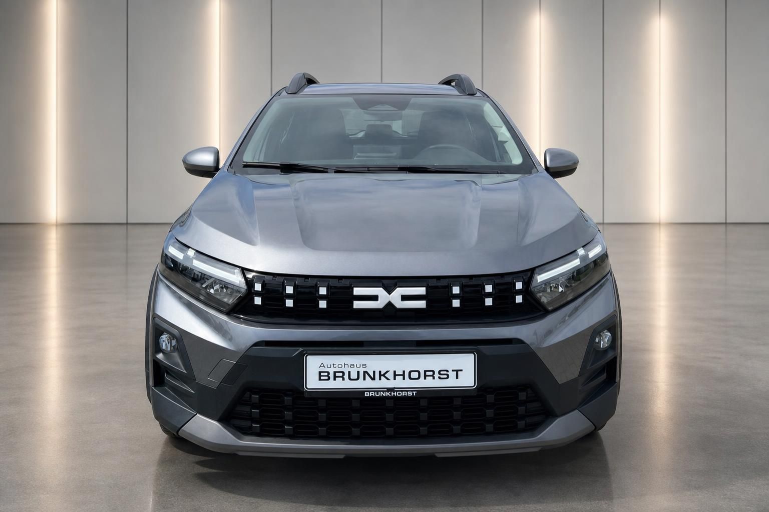 Dacia Sandero Stepway grau, Frontansicht mit LED-Scheinwerfern