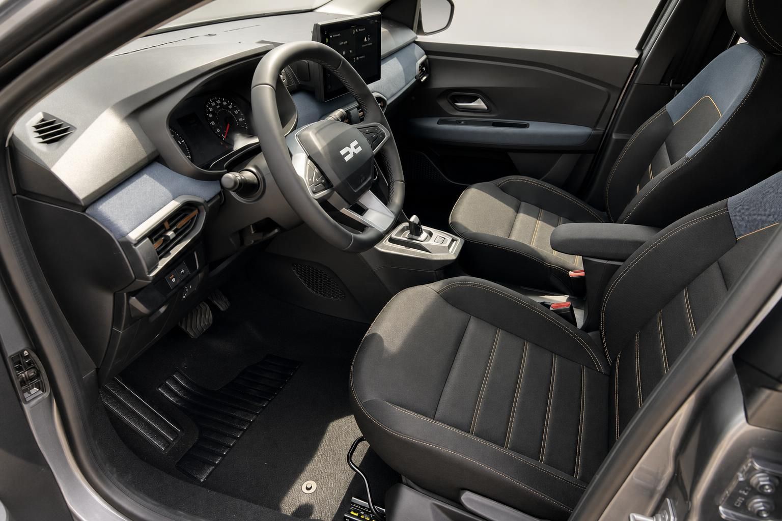 Dacia Vordersitze und Cockpit mit Lenkrad und Schaltung im Innenraum
