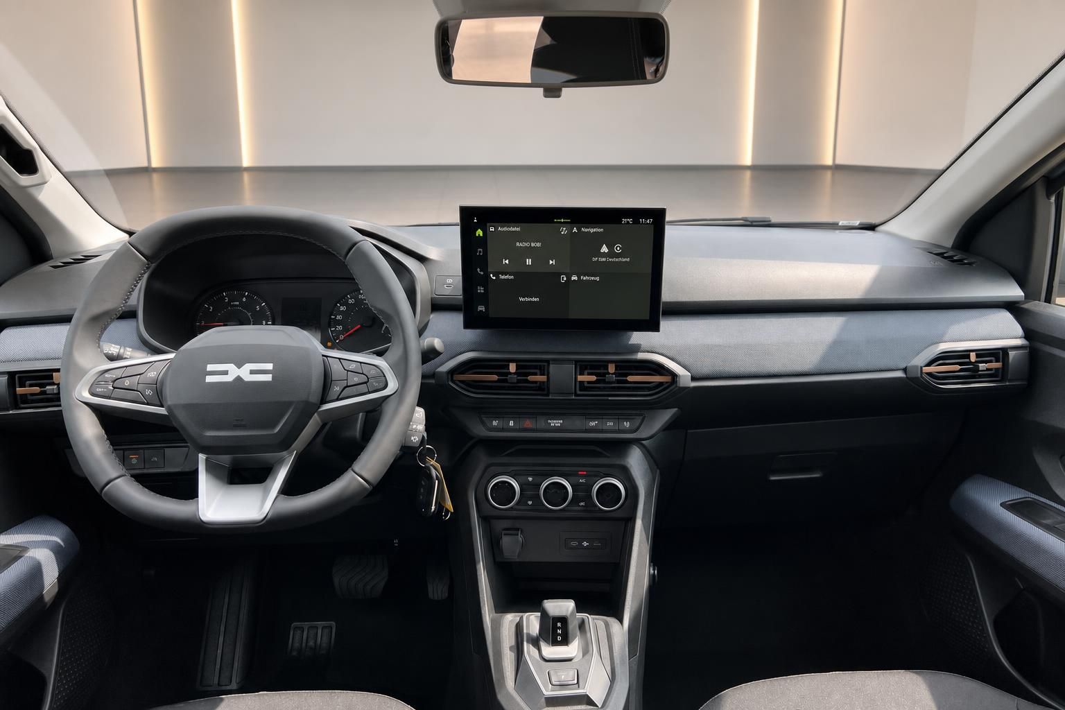 Dacia Sandero Innenraum mit Cockpit, Lenkrad und Touchscreen