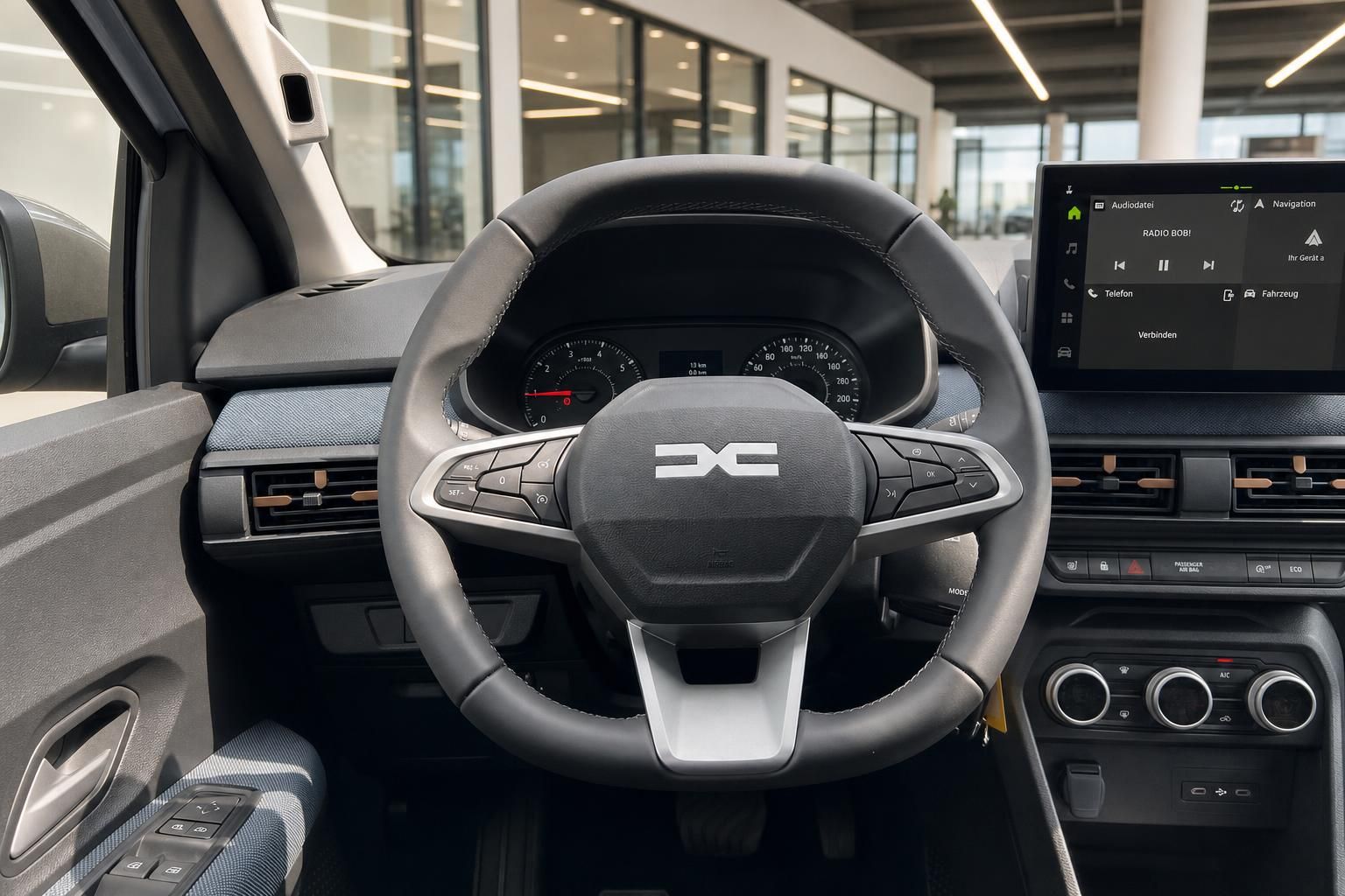 Dacia Lenkrad und Cockpit mit Tacho und Infotainment-Display