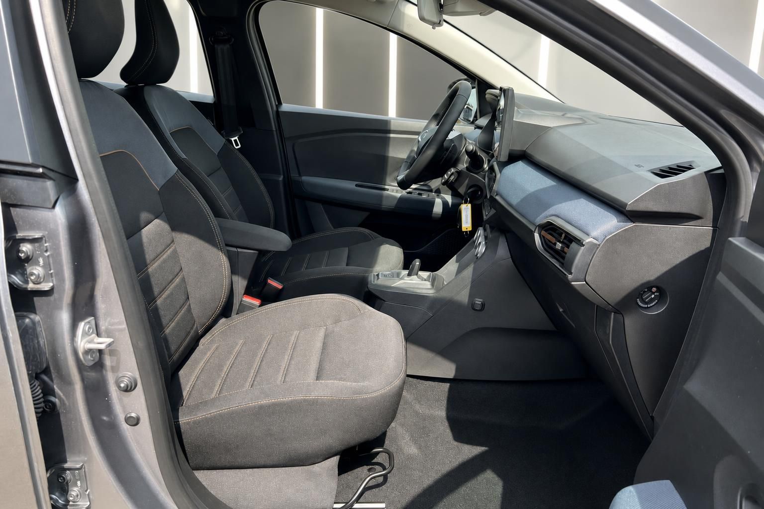 Dacia Sandero Innenraum, Vordersitze und Armaturenbrett Detailansicht