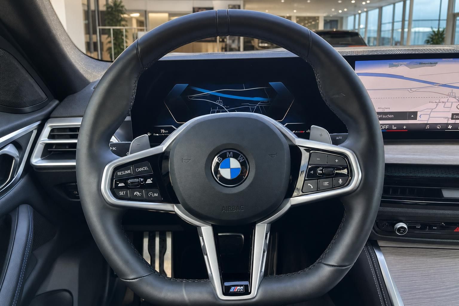 BMW M Lenkrad Nahaufnahme mit digitalem Kombiinstrument