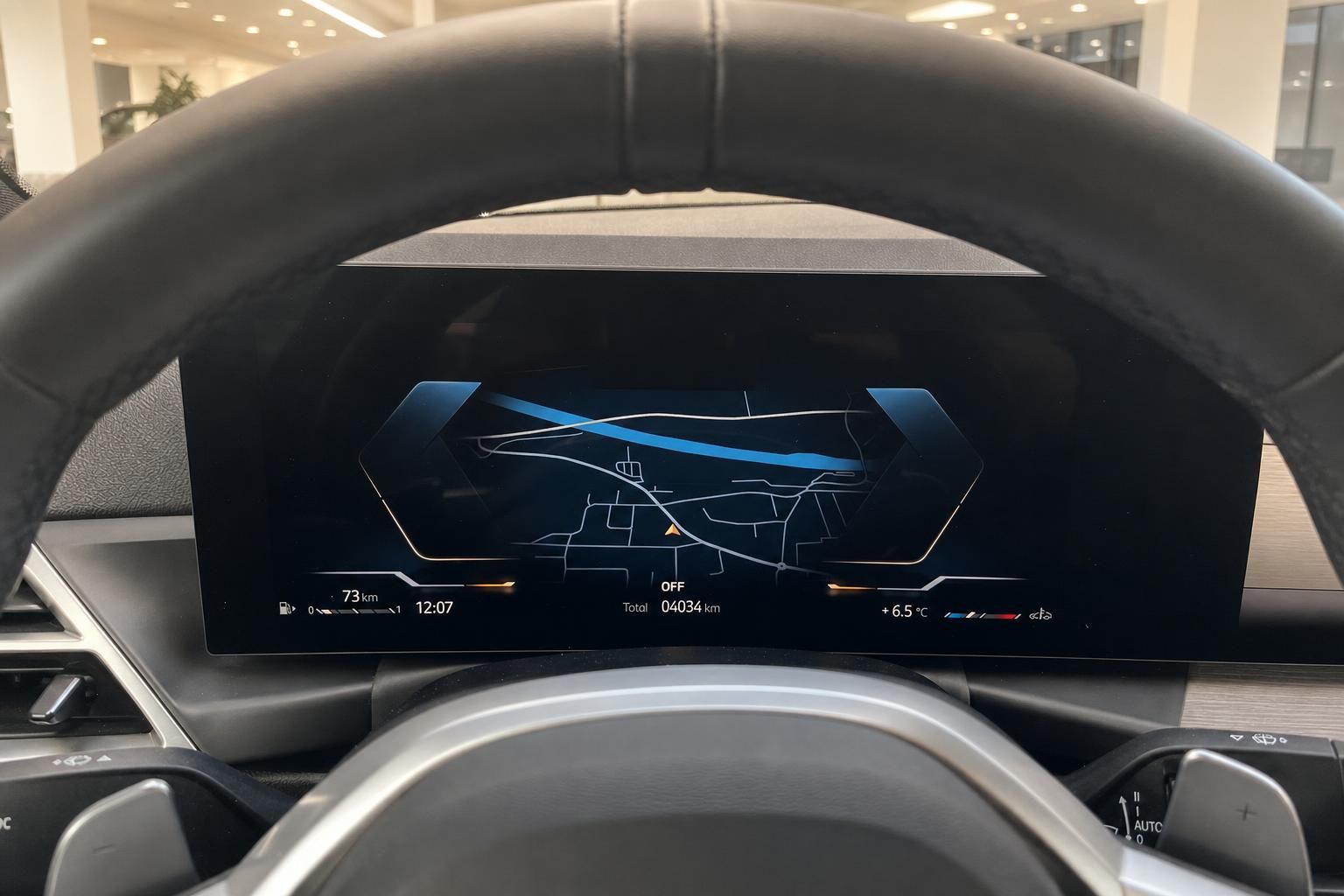BMW Kombiinstrument mit digitaler Navigationsanzeige im Cockpit