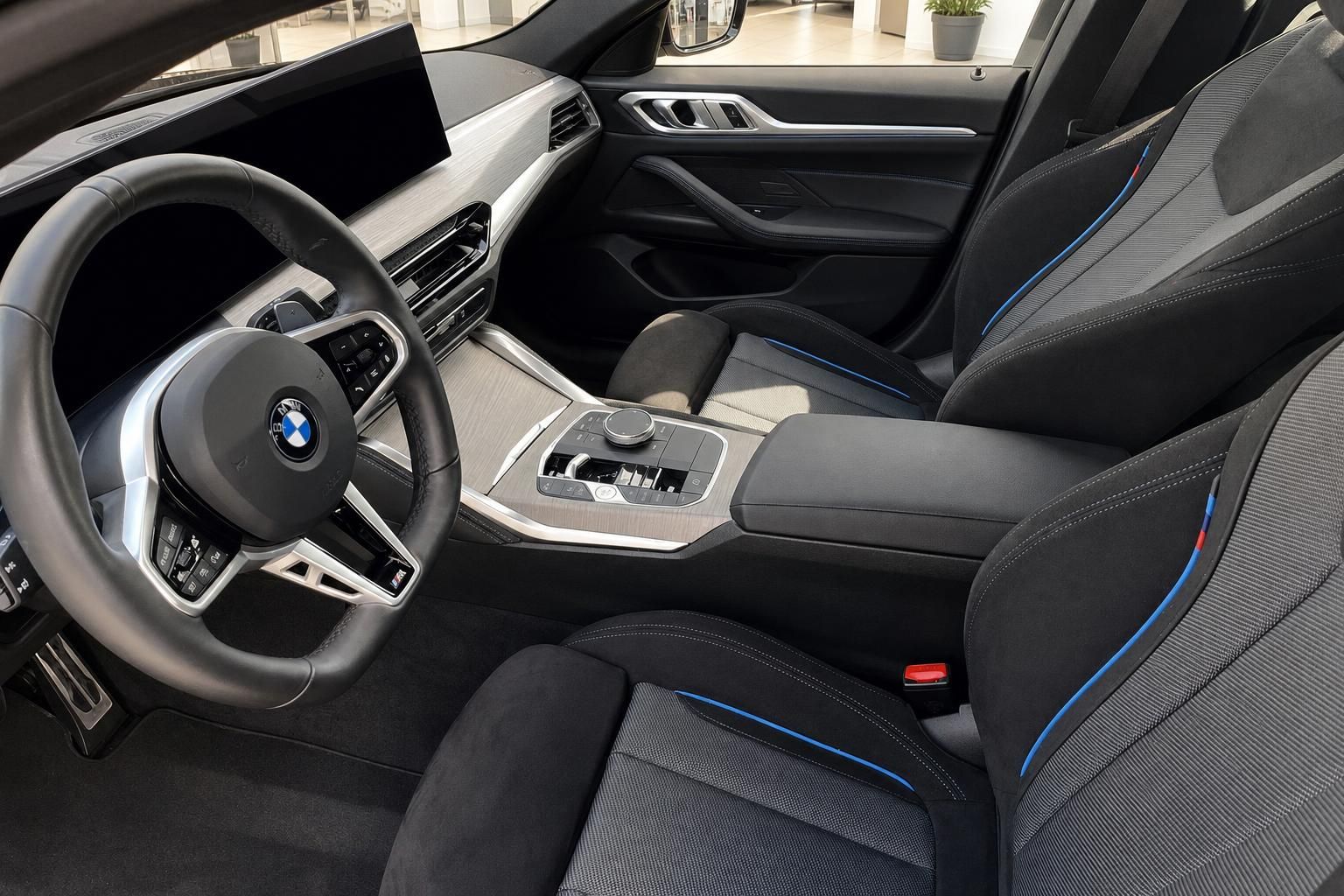 BMW Innenraum mit Lenkrad, Mittelkonsole und Sportsitzen in Schwarz