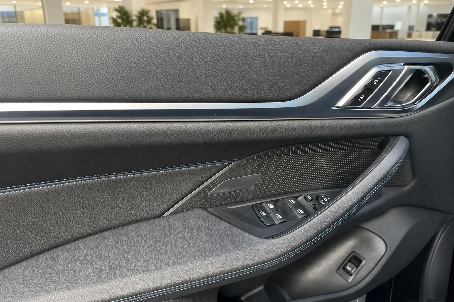 Detailansicht Türverkleidung mit Bedienelementen im BMW Innenraum