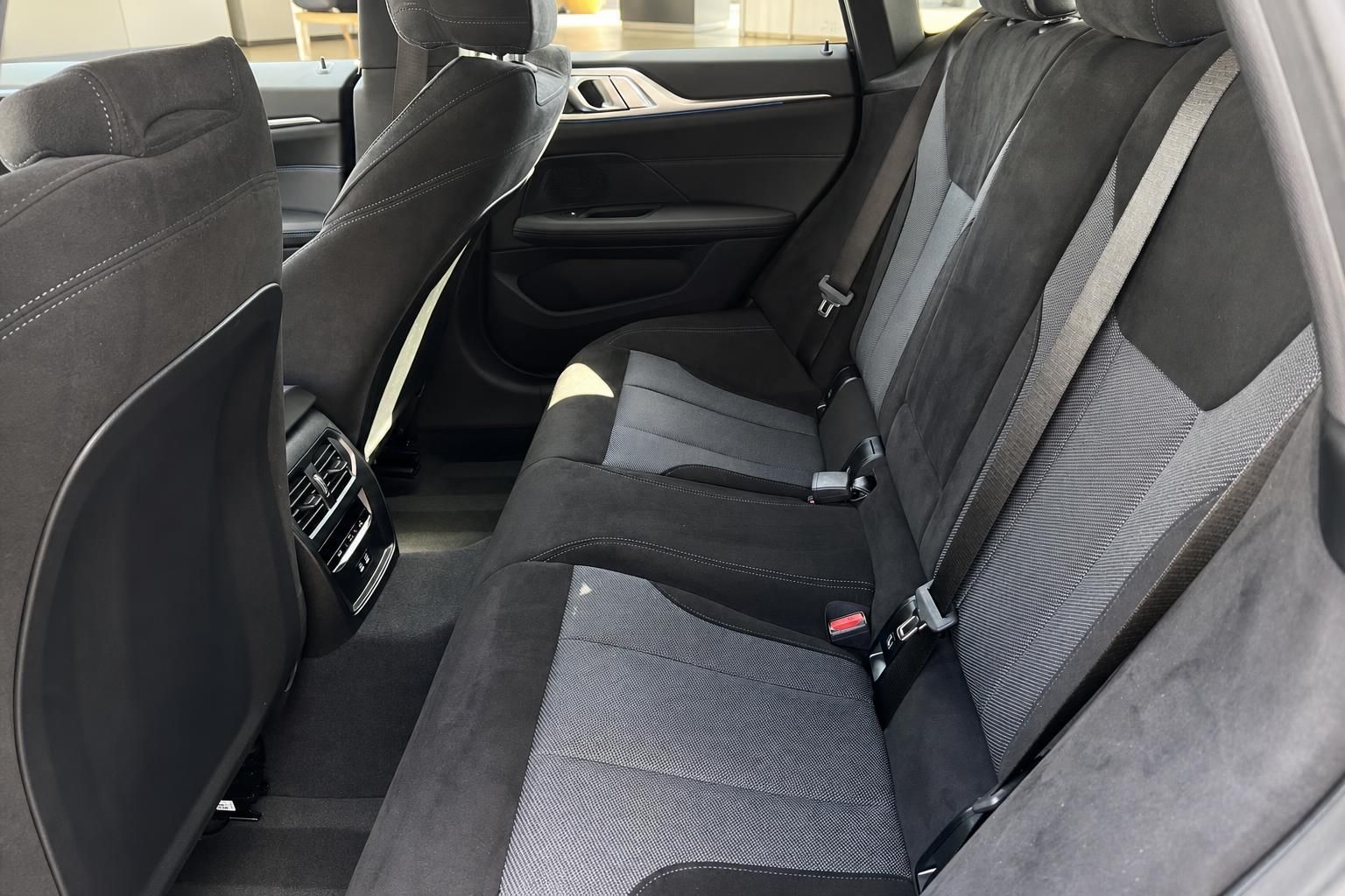 Rücksitzbank im BMW mit Alcantara-Bezug und Sicherheitsgurten