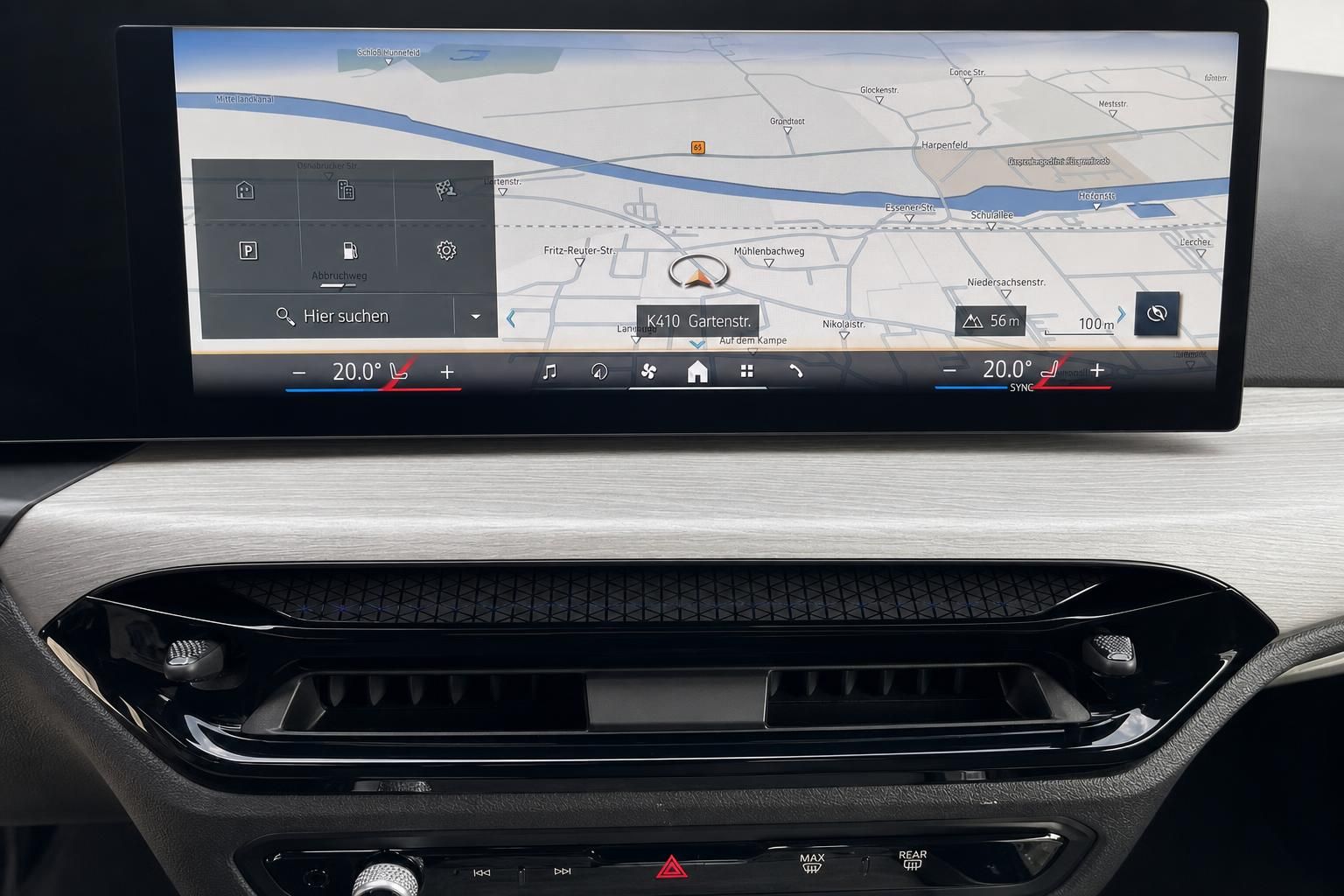 BMW Infotainment-Display mit Navigationskarte und Klimabedienung