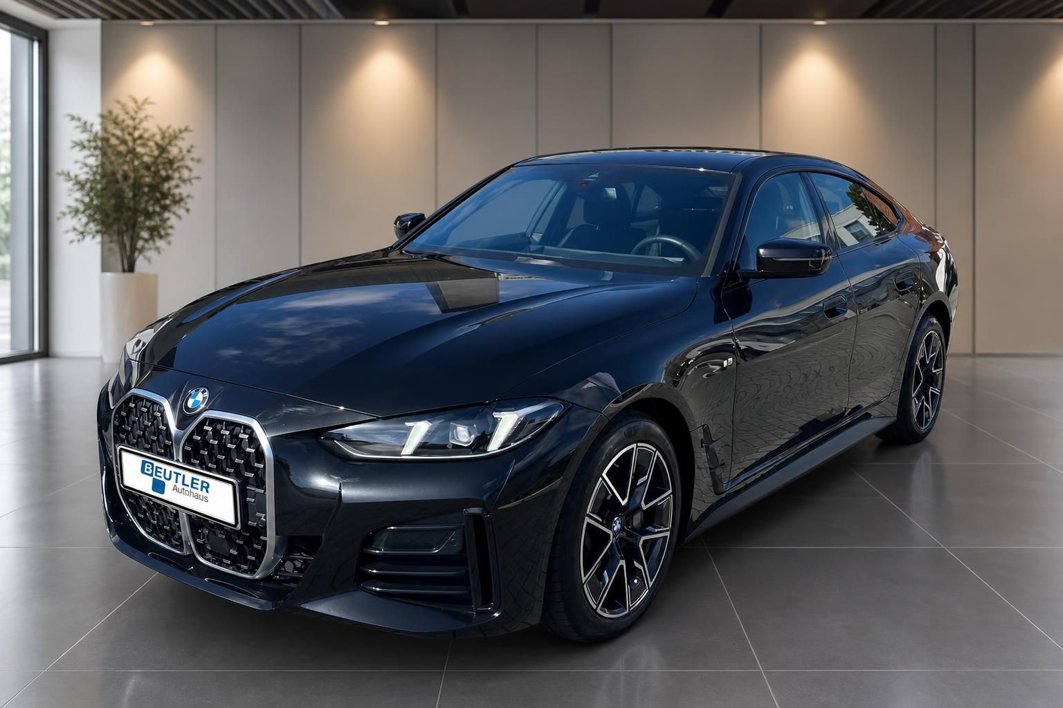 BMW 4er Gran Coupe schwarz Frontansicht mit Niere im Showroom