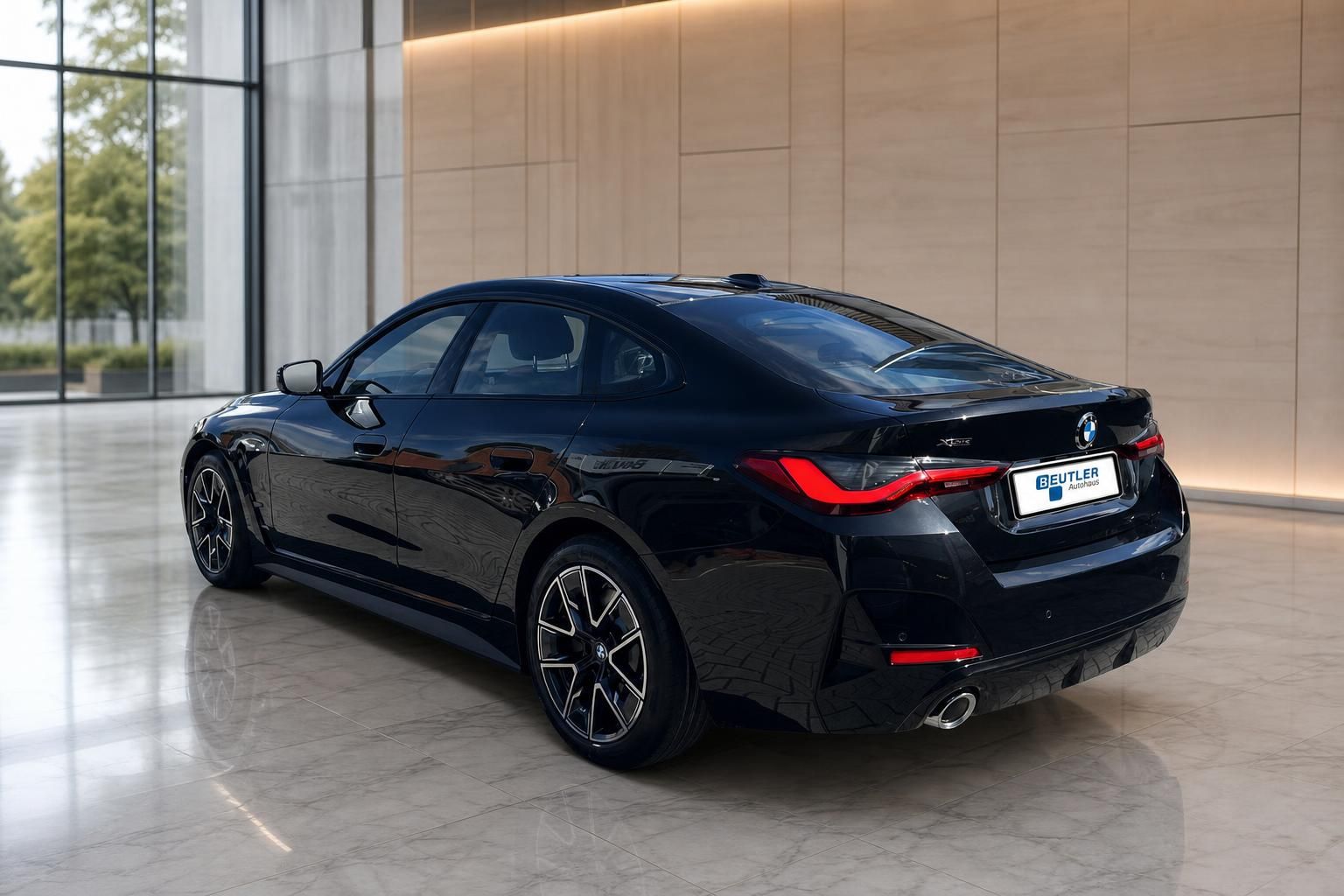 BMW 4er xDrive schwarz Heckansicht seitlich im Autohaus Showroom