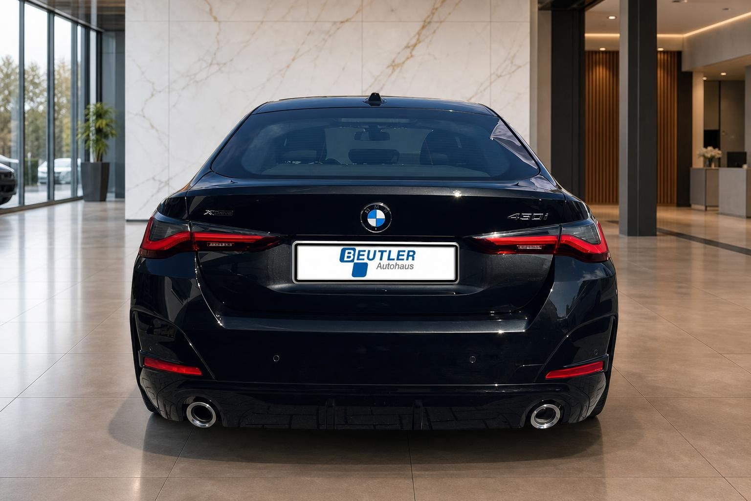BMW 430i xDrive Gran Coupe schwarz Heckansicht im Autohaus