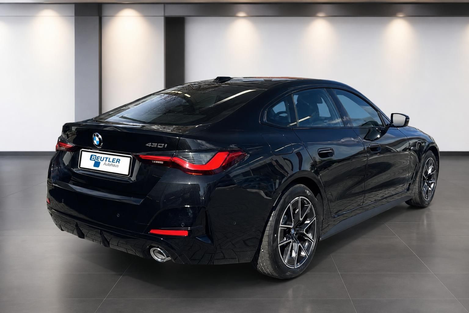 BMW 430i schwarz Heck-Seitenansicht mit Alufelgen im Showroom