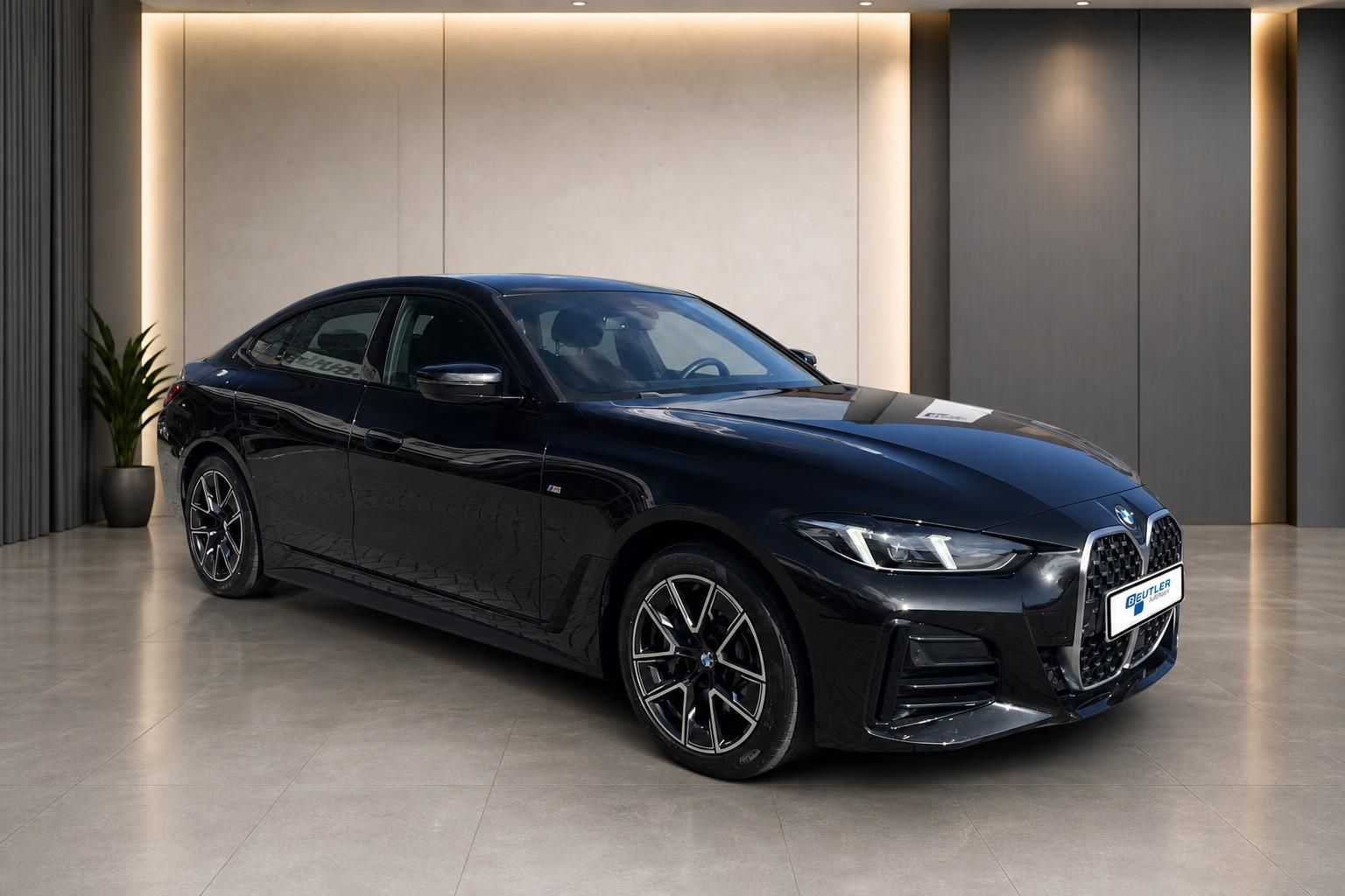 BMW 4er Coupe schwarz Frontansicht in der Fahrzeugausstellung