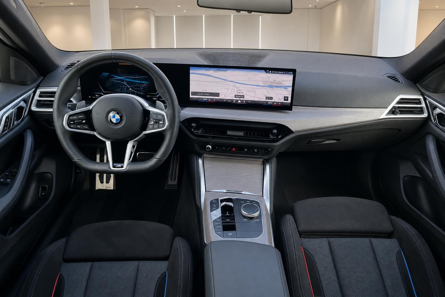 BMW Innenraum Cockpit mit Lenkrad und Navigationsdisplay
