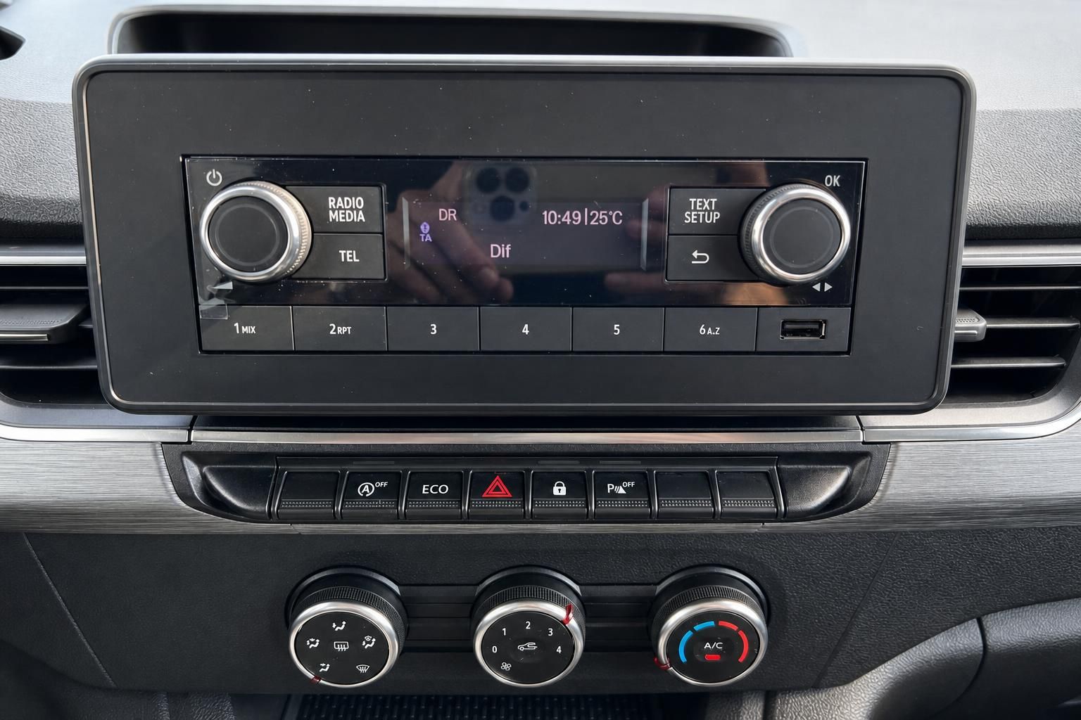 Auto Infotainment-System mit Radio-Display und Klimabedienung in der Mittelkonsole