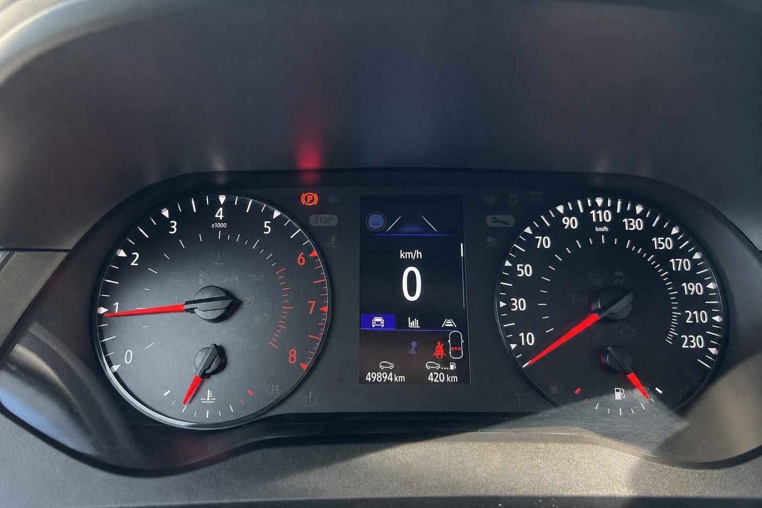 Armaturenbrett mit Tachometer und Drehzahlmesser - Fahrzeug-Innenraum Detail