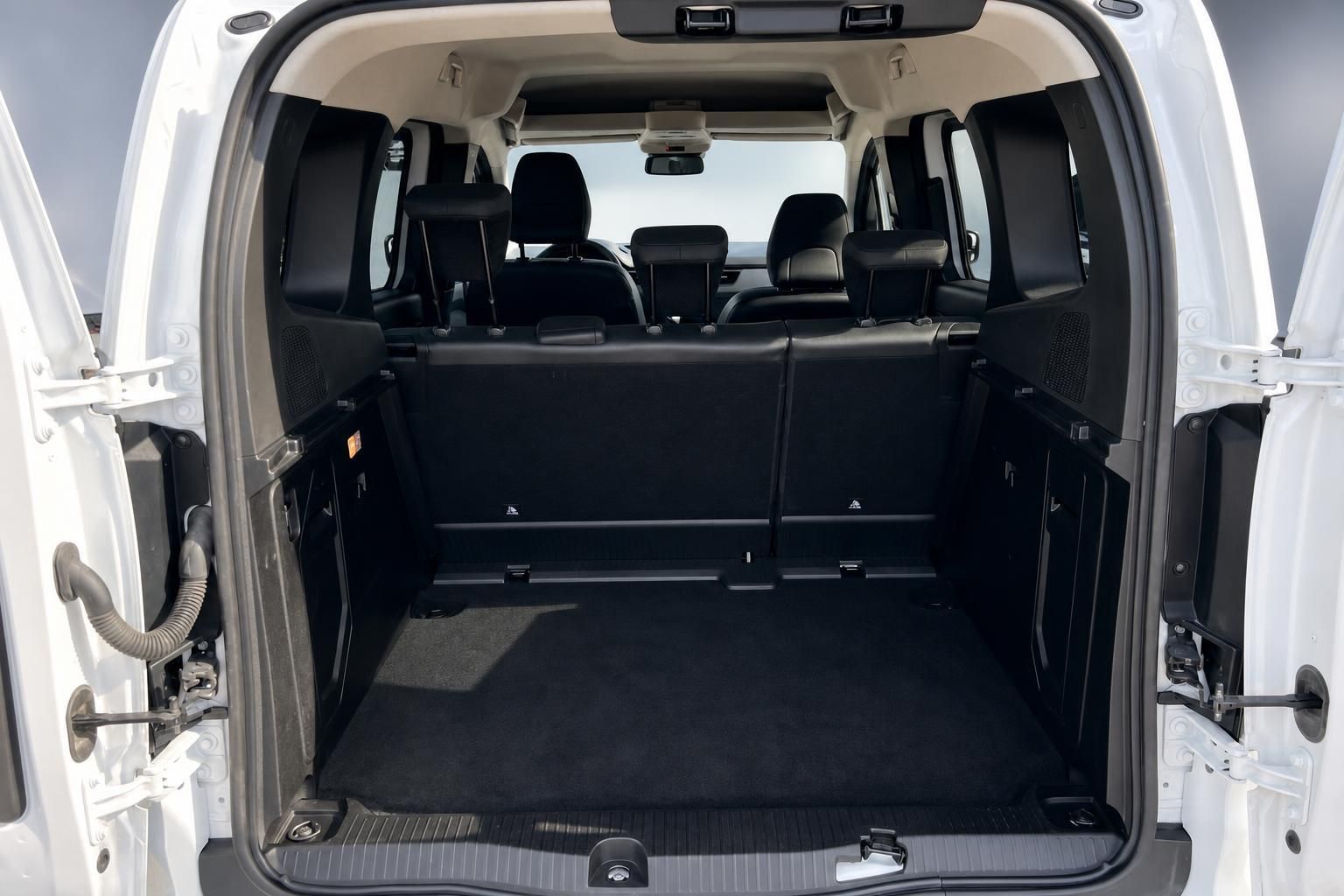 Kofferraum-Innenansicht mit umgeklappten Sitzen und Laderaum - Fahrzeug-Interior