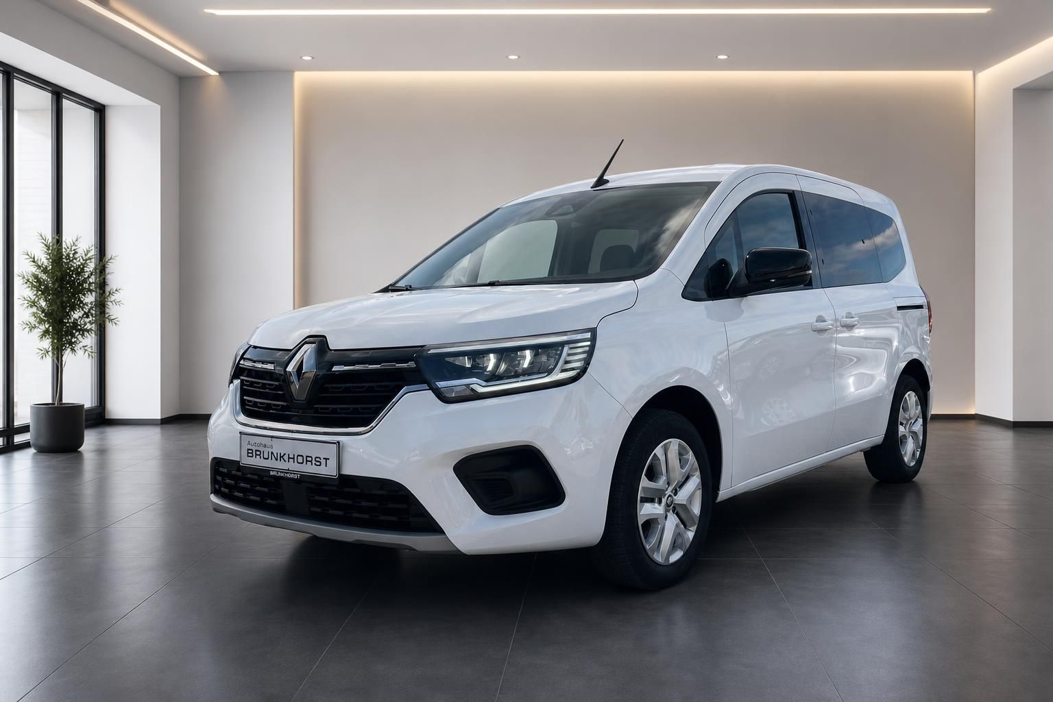 Weißer Renault Kangoo Transporter Schrägansicht vorne im modernen Showroom