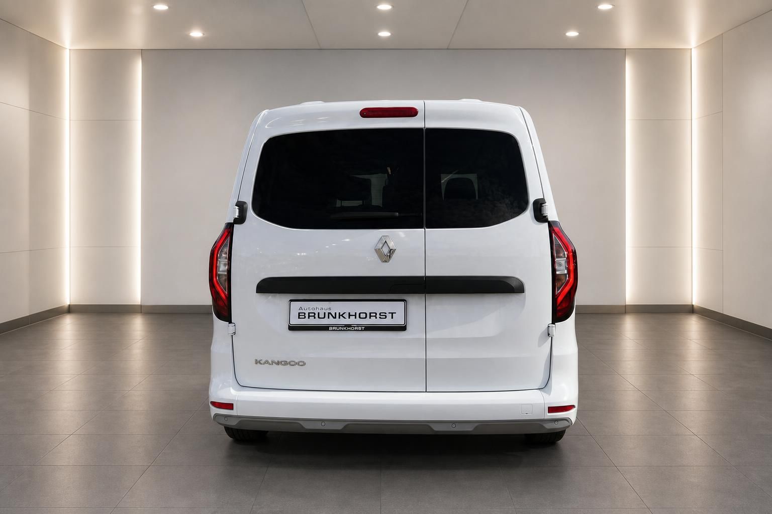 Weißer Renault Kangoo Heckansicht mit Rücklichtern und Heckklappe im Showroom
