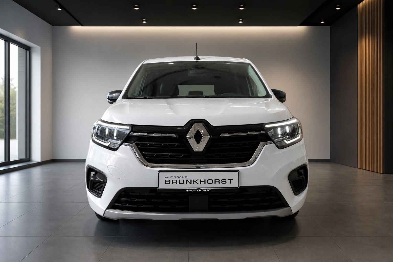 Weißer Renault Kangoo Frontansicht mit Kühlergrill und LED-Scheinwerfern im Autohaus
