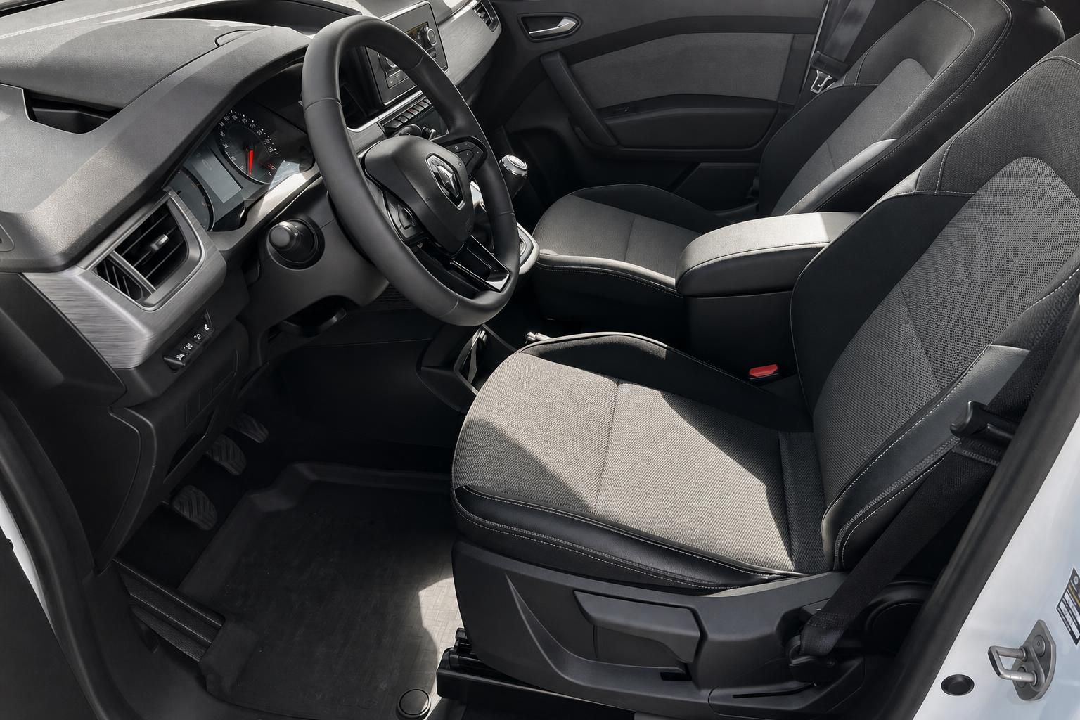 Renault Kangoo Innenraum Fahrersitz mit Lenkrad und grau-schwarzer Polsterung
