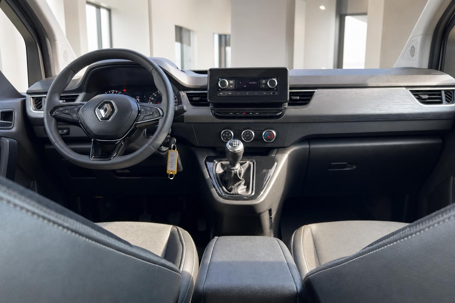 Renault Kangoo Cockpit mit Lenkrad, Schaltknauf und Touchscreen-Display