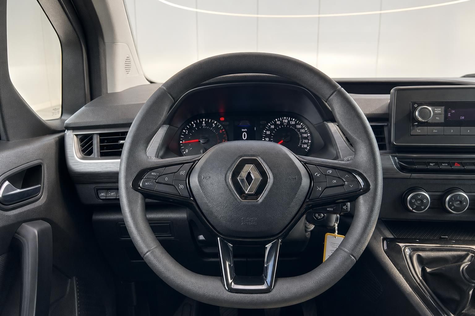 Renault Lenkrad mit Multifunktionstasten und Kombiinstrument im Fahrzeug-Cockpit