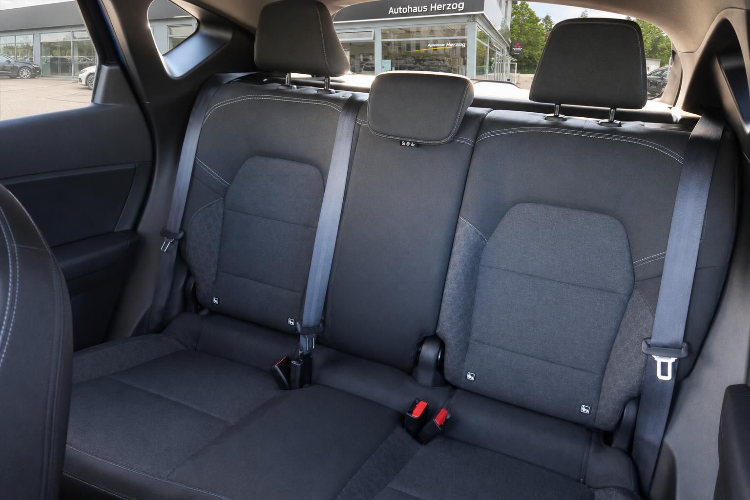 Dunkelgraue Rücksitzbank mit 3 Sitzen und Sicherheitsgurten im Mitsubishi ASX Innenraum