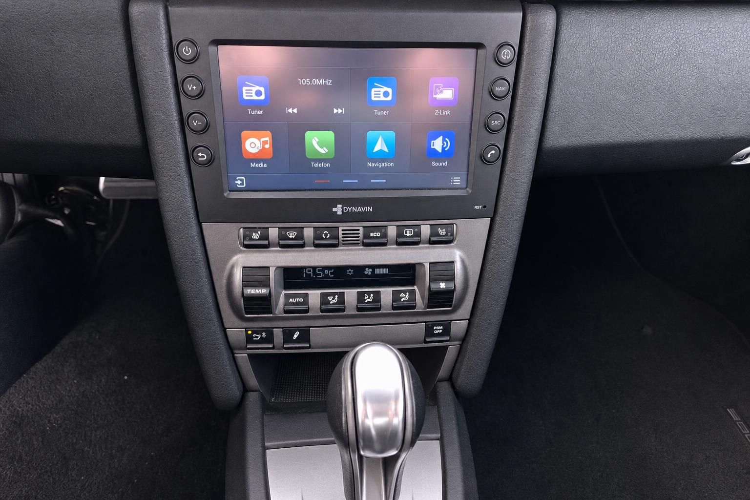 Porsche Mittelkonsole mit Touchscreen-Navigation, Klimaautomatik und Schaltknauf im Detail