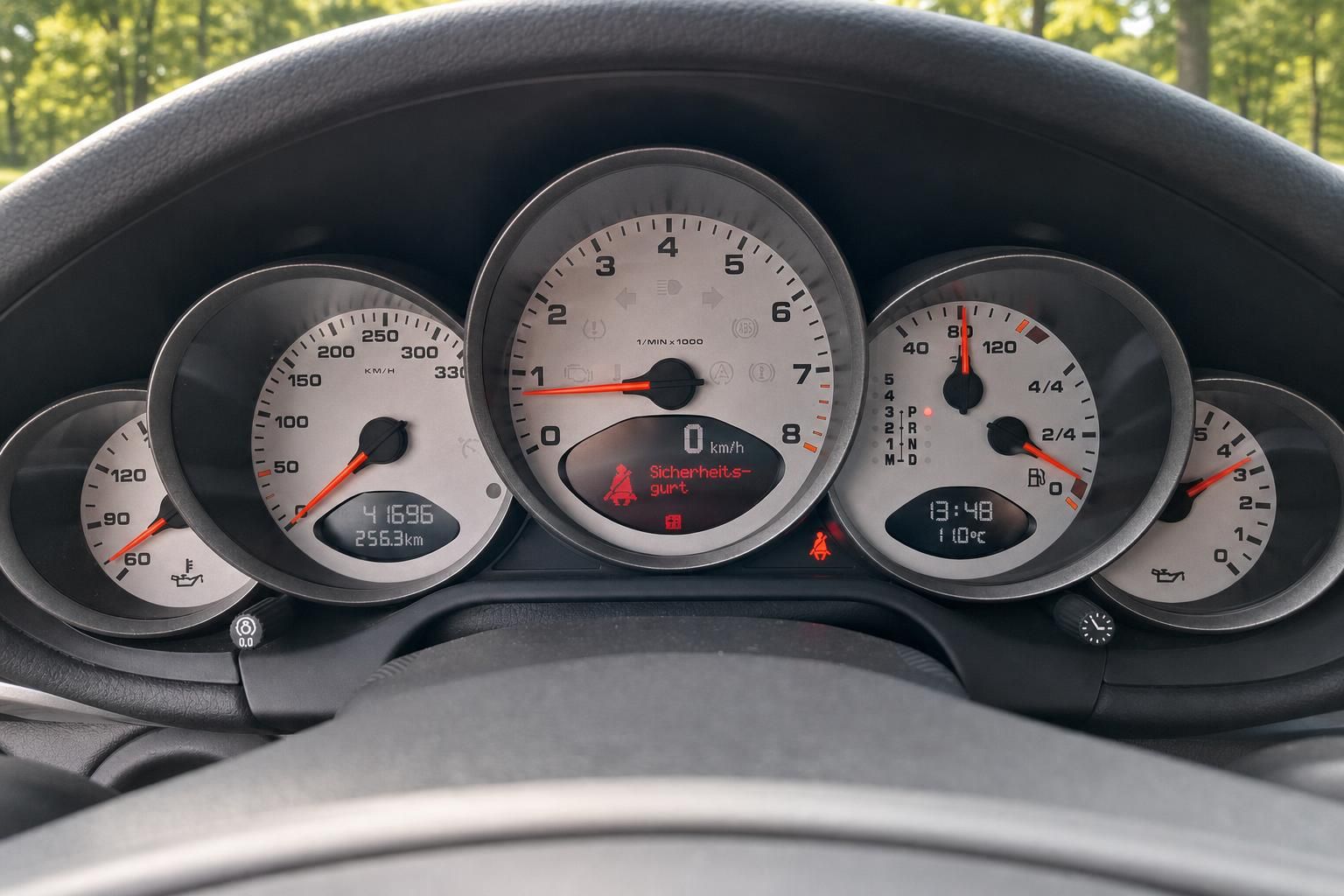 Porsche Armaturenbrett mit weißen Rundinstrumenten, Drehzahlmesser und digitalen Anzeigen