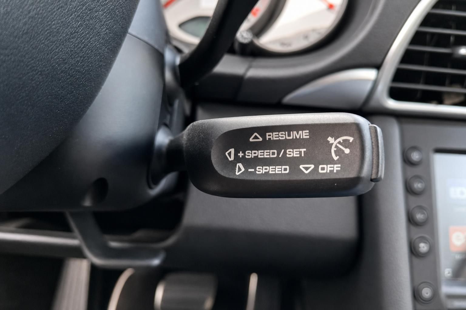 Porsche Tempomat-Hebel am Lenkstock mit Resume, Speed Set und Off Funktionen im Detail