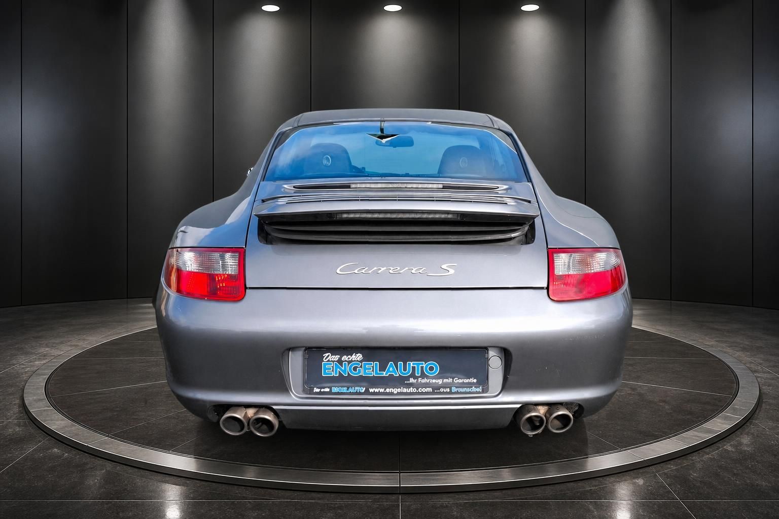 Porsche Carrera S silber - Heckansicht mit charakteristischen Rückleuchten und Spoiler